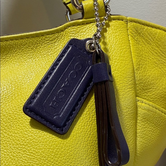 Coach beautiful soft muted golden yellow leather bag, satin tan lining, - Picture 3 of 16